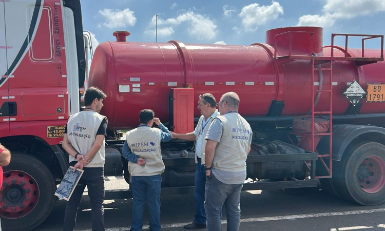 Em Porto Feliz, Ipem-SP fiscaliza veículos que transportam produtos perigosos e cronotacógrafos na rodovia SP-280